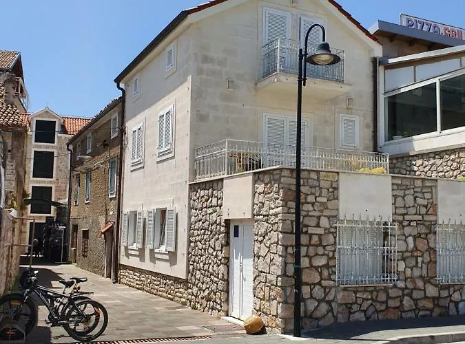 House Bridge Тисно