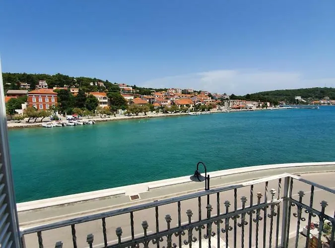 House Bridge Тисно