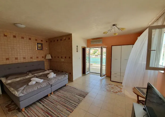 House Bridge Тисно